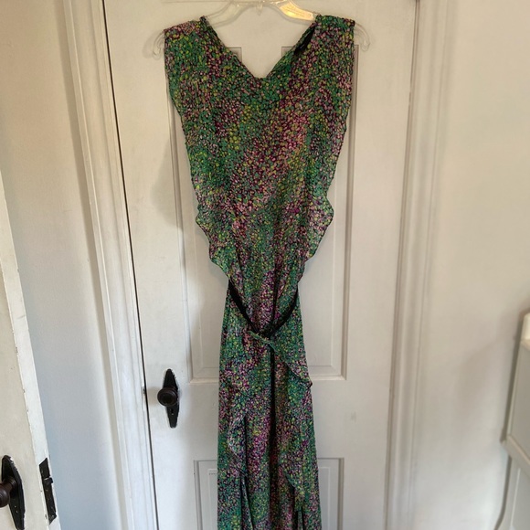 BCBGMaxAzria Dresses & Skirts - BCBG dress with butterfly clip